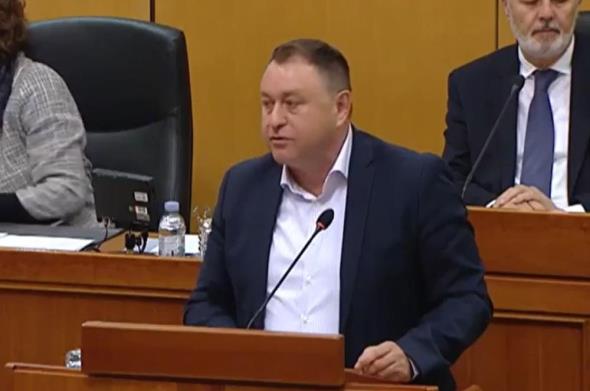 Zastupnik Ante Deur sa saborske je govornice podsjetio Tomaševića da je gradonačelnik i Sesvećanima