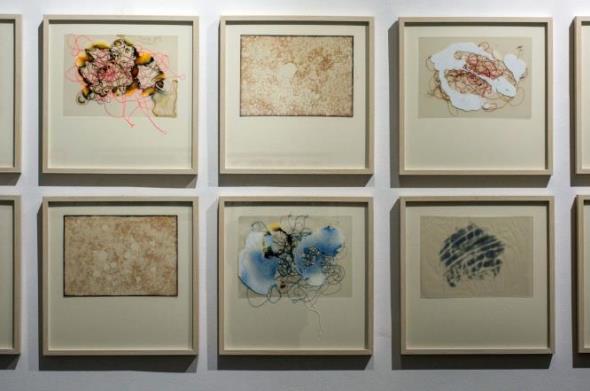 Emanuela Santini: Crtački eksperimenti: Poziv na zamišljanje, Izložba crteža i kolaža u Obloku