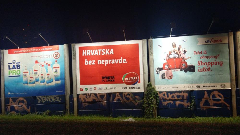U Zagrebu uništeno stotinjak predizbornih plakata (galerija fotografija)