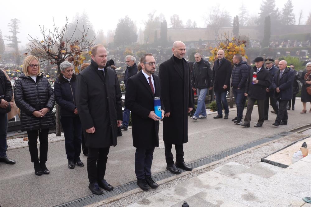 Gradsko izaslanstvo položilo vijence na Mirogoju u znak sjećanja na žrtvu Vukovara i Škabrnje