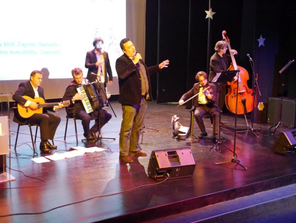 Na dobrotvornom Božićnom koncertu sesvetskih Rotarijanaca pjevala i publika (video isječak koncerta)