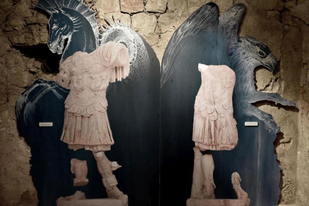 Izložba "Fantastična bića na spomenicima antičke Narone" u Klovićevim dvorima