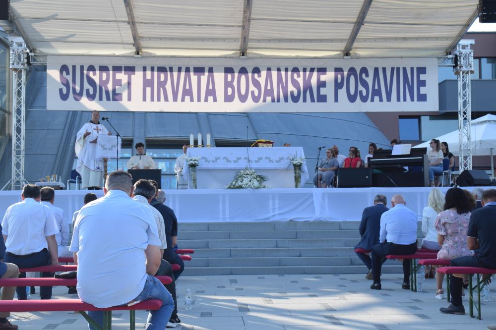 Susret Hrvata Bosanske Posavine održan u nedjelju ispred crkve u Sesvetskoj Sopnici (galerija fotografija)