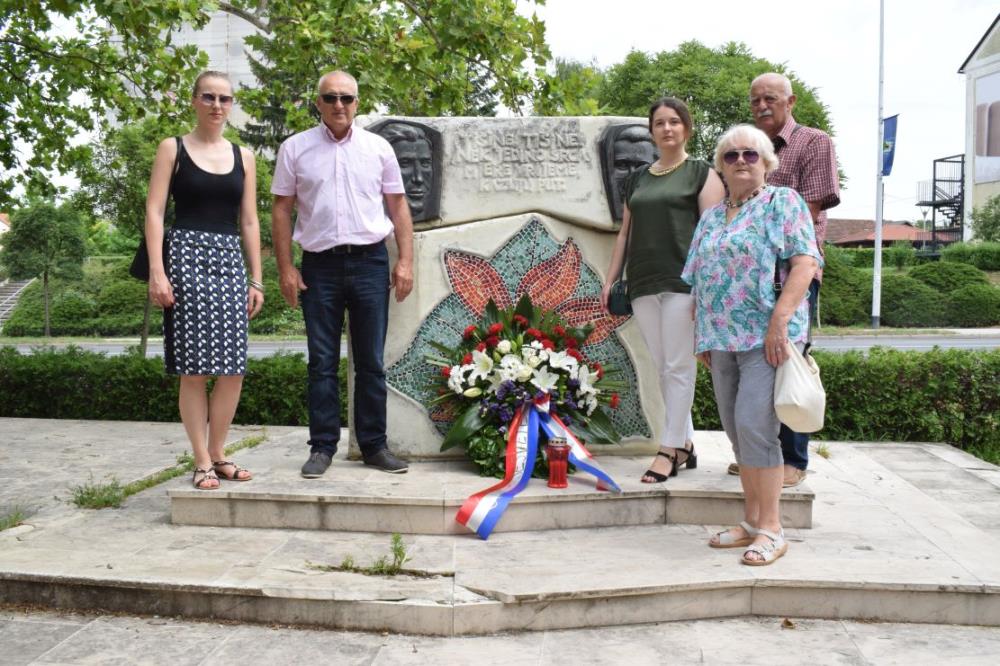 Sesvetski SDP položio vijence kod spomenika u središtu Sesveta
