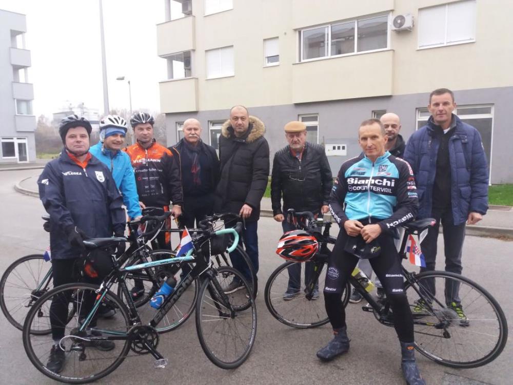 Sesvetski biciklisti – veterani, krenuli put Vukovara