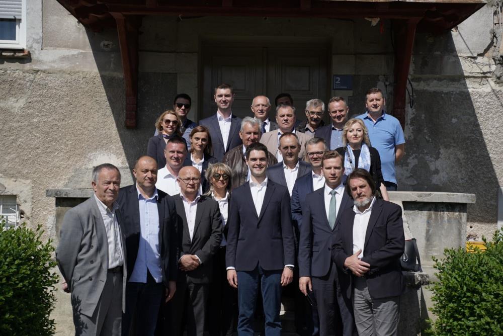 HDZ-ovi kandidati za EU  parlament u Sesvete stigli vlakom