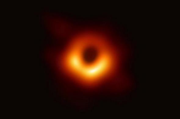 Objavljena prva fotografija crne rupe u povijesti