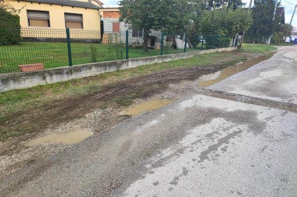 Off road vožnja: Prekopana ulica u Sesvetskoj Sopnici zadaje glavobolje vozačima, zaobilaze prekop po blatu, možda netko i zaglibi