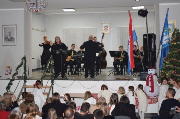 Novogodišnjim koncertom u Adamovcu su svečano i veselo ušli u 2023. godinu