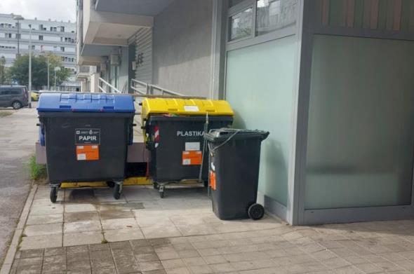 U Novom Jelkovcu kontejneri za otpad smještaju se pod balkone, građani negoduju
