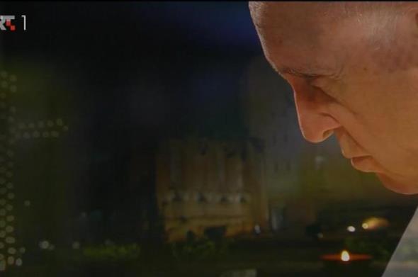 Papa Franjo predvodio Križni put u rimskom Koloseju