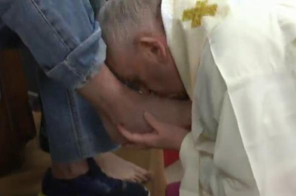 Papa Franjo na Veliki četvrtak oprao noge zatvorenicima
