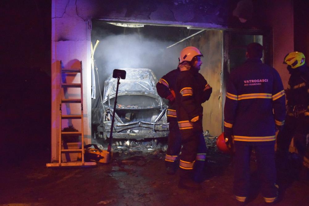 Osobni automobil izgorio sinoć u garaži  u Vugrovcu