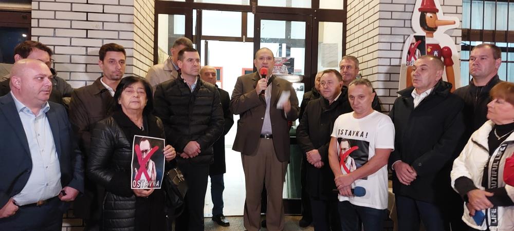 Protest u Trnavi radi prenamijene društvenog doma, Majcan: Tomašević laže, Dolenec: Gradska skupština je to izglasala