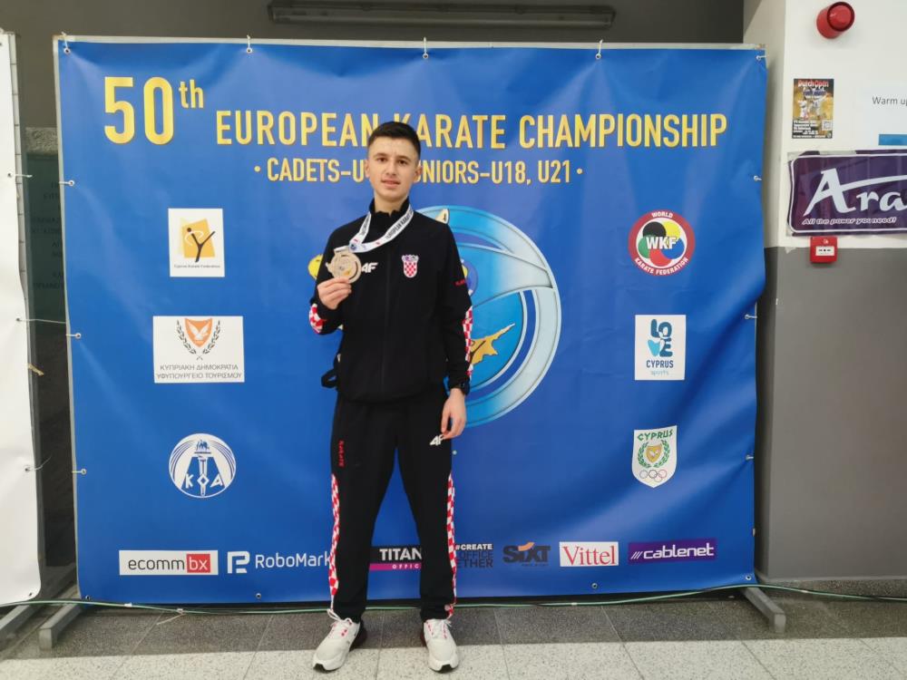 Sesvećan Lovro Maslov srebrni na Europskom prvenstvu mladih karatista, ukupno Hrvatska osvojila 7 medalja