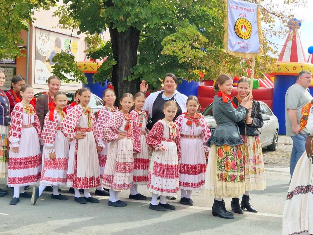 Mali sesvetski folkloraši sudjelovali na dječjim Vinkovačkim jesenima
