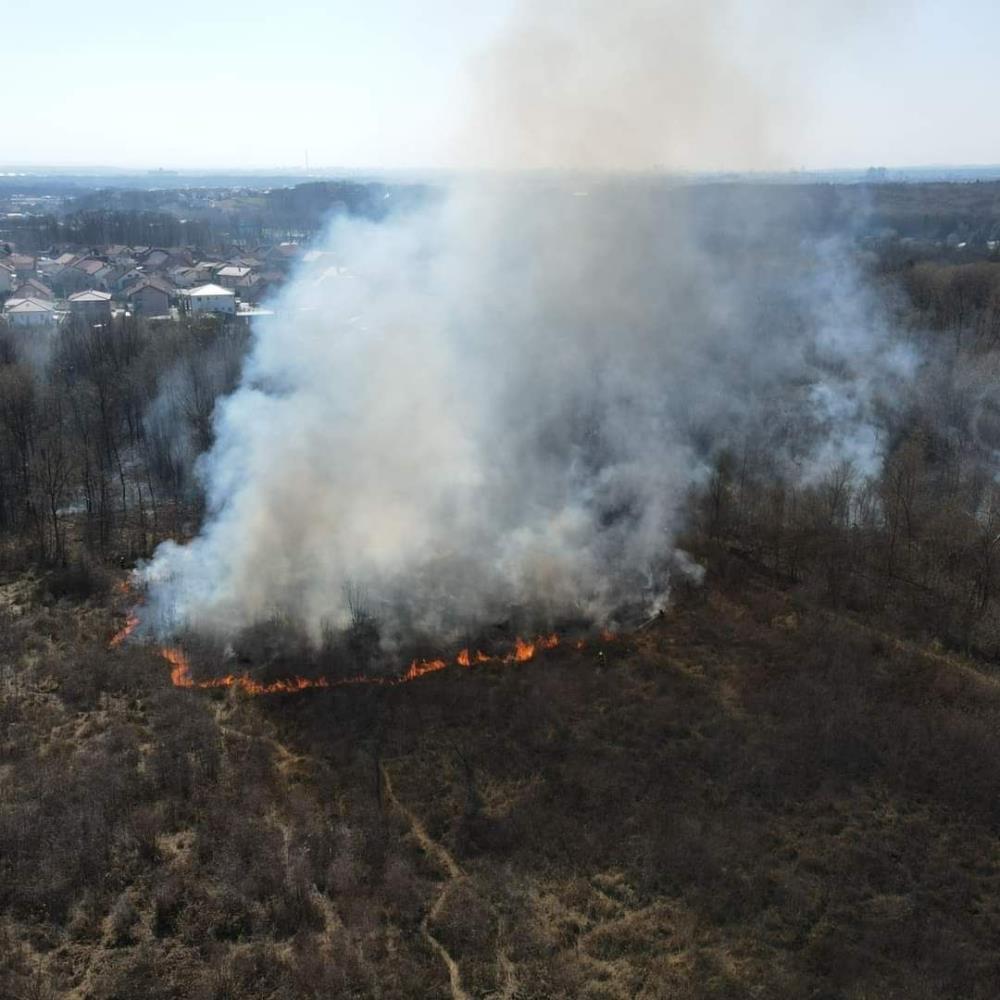 Veliki šumski požar u Sesvetama gasilo čak 12 DVD-ova i JVP, izgorjelo 10 hektara raslinja