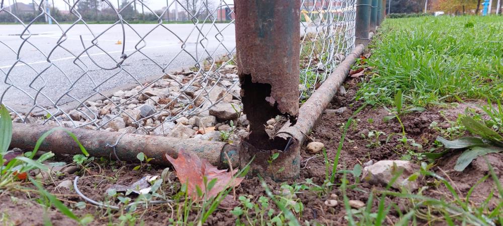 Nova žica drži trule stupove ograde na sportskom igralištu u Brestju