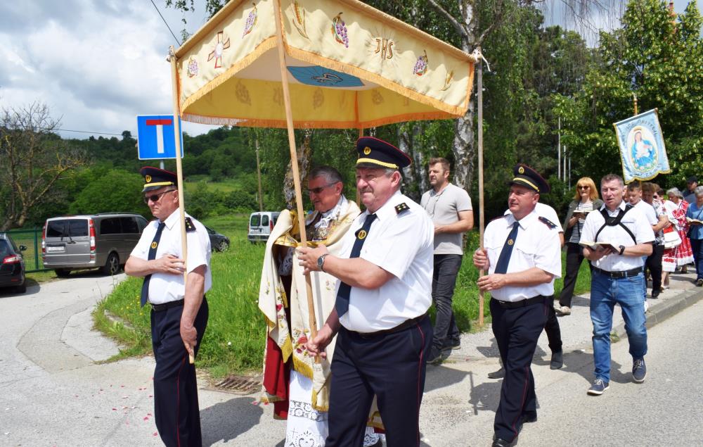 Održane procesije, vjernici u Vugrovcu još uvijek ne mogu u svoju crkvu