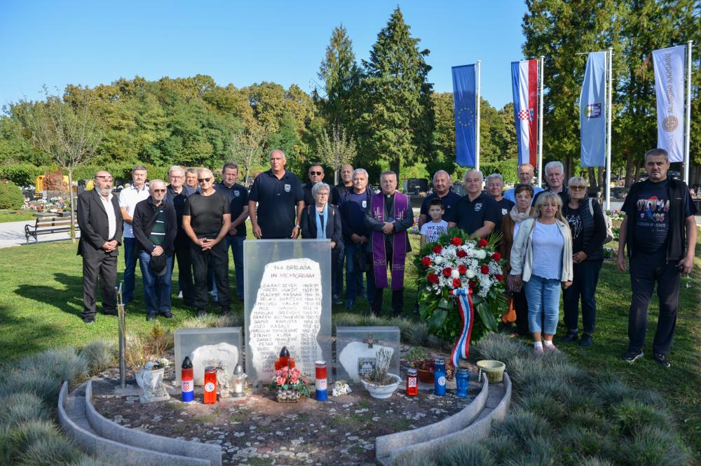 Sesvetski veterani na godišnjici osnutka njihove brigade kod spomenika na Markovom Polju prisjetili se svojih poginulih suboraca