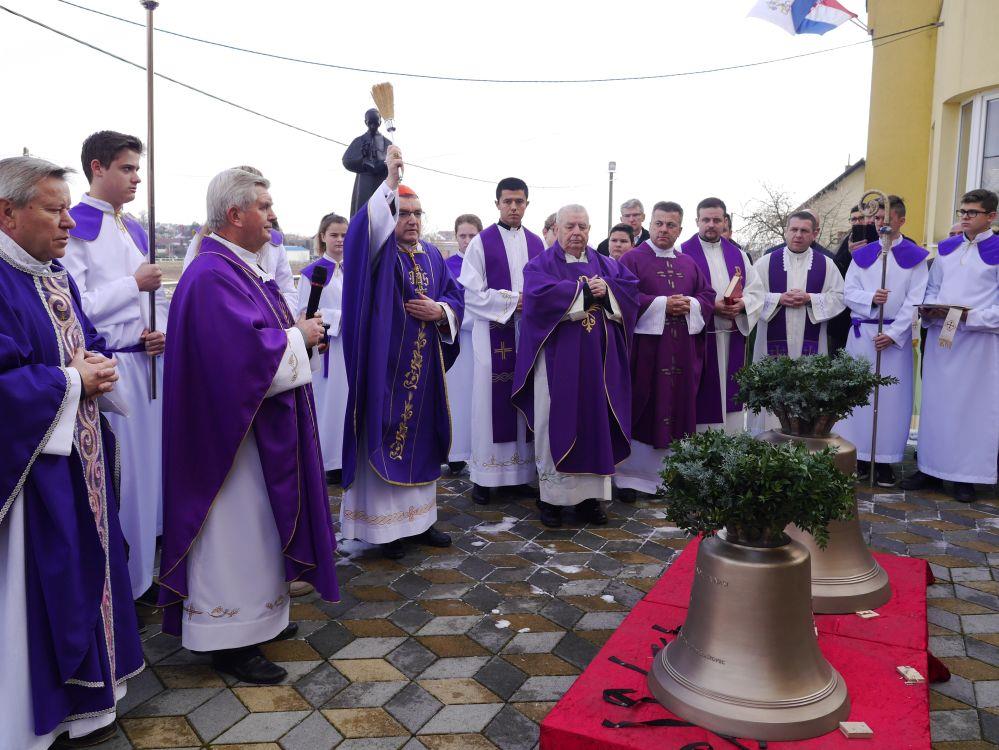 Kardinal Bozanić posvetio zvona crkve u Blaškovcu