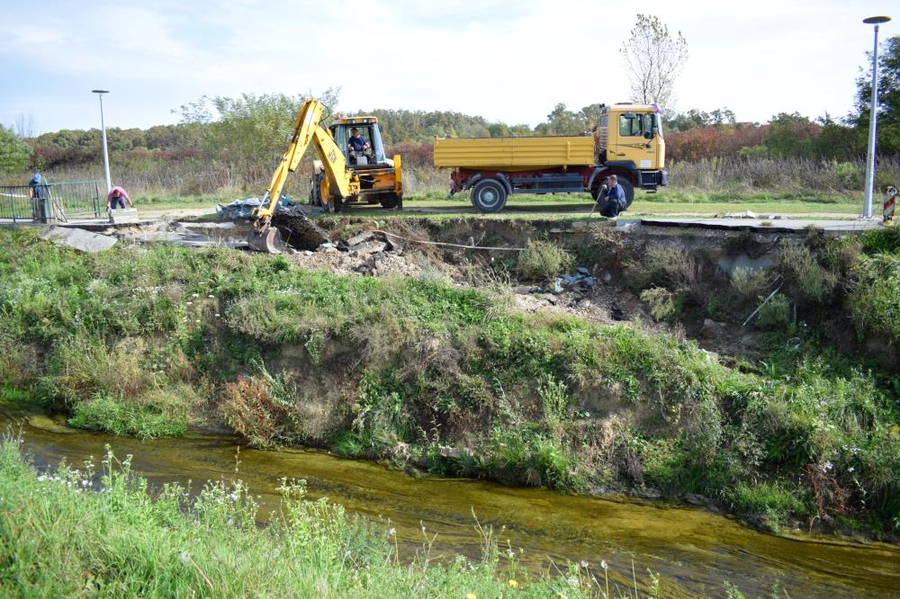 Konačno počeli radovi na sanaciji klizišta uz Vuger potok, pronađen mrtav slivnik koji nije bio u funkciji