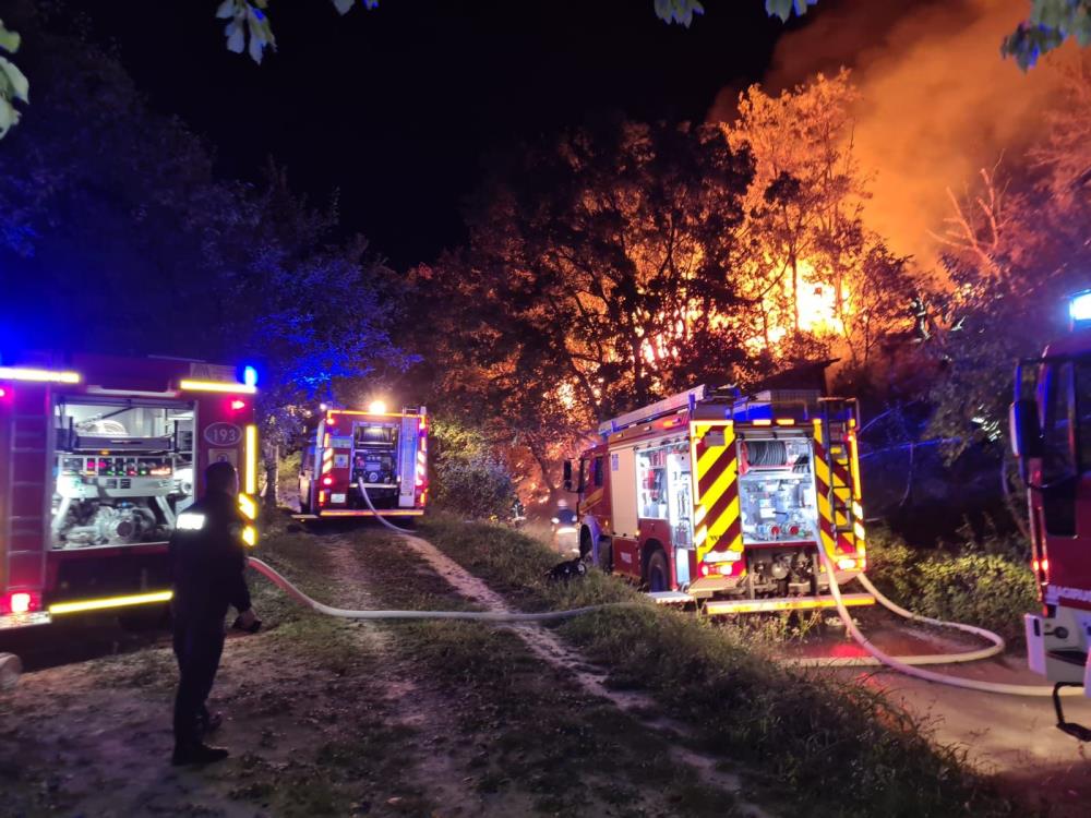 Veliki noćašnji požar u vikend naselju ponad Vugrovca, izgorio objekt i cjelokupno dvorište