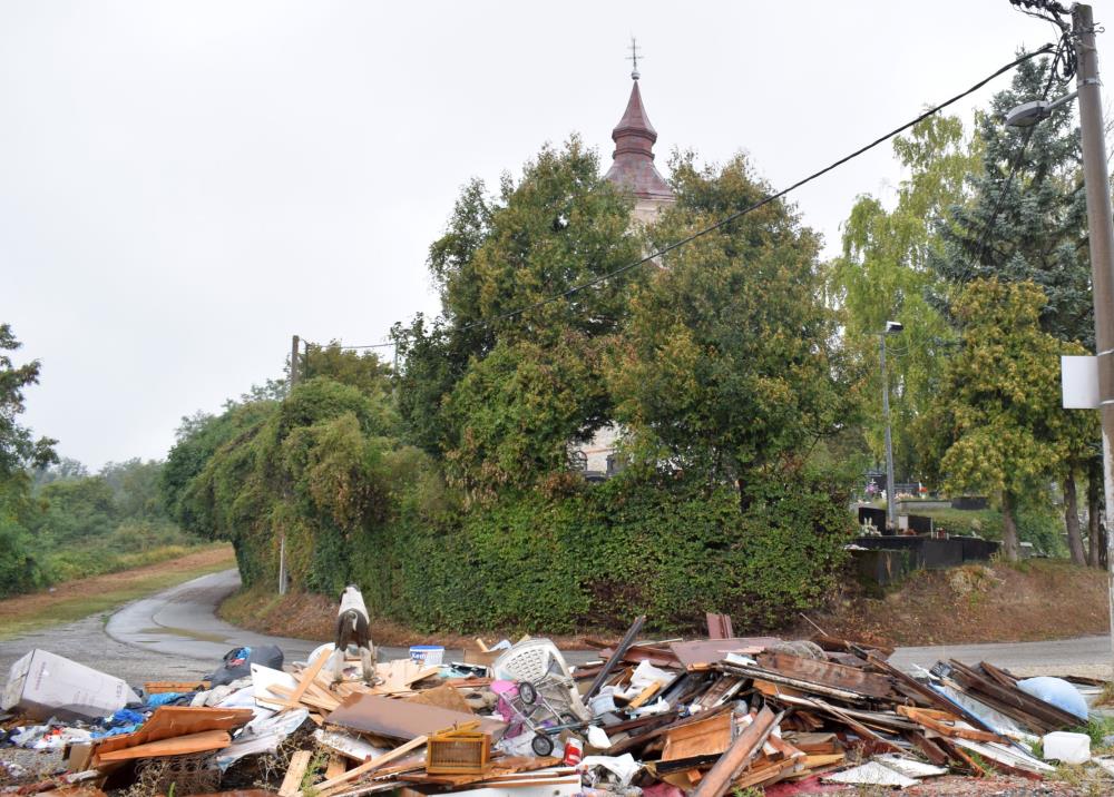Sramotno odlaganje smeća kod crkve sv. Mihaela u Vugrovcu, traži se akcija nadležnih