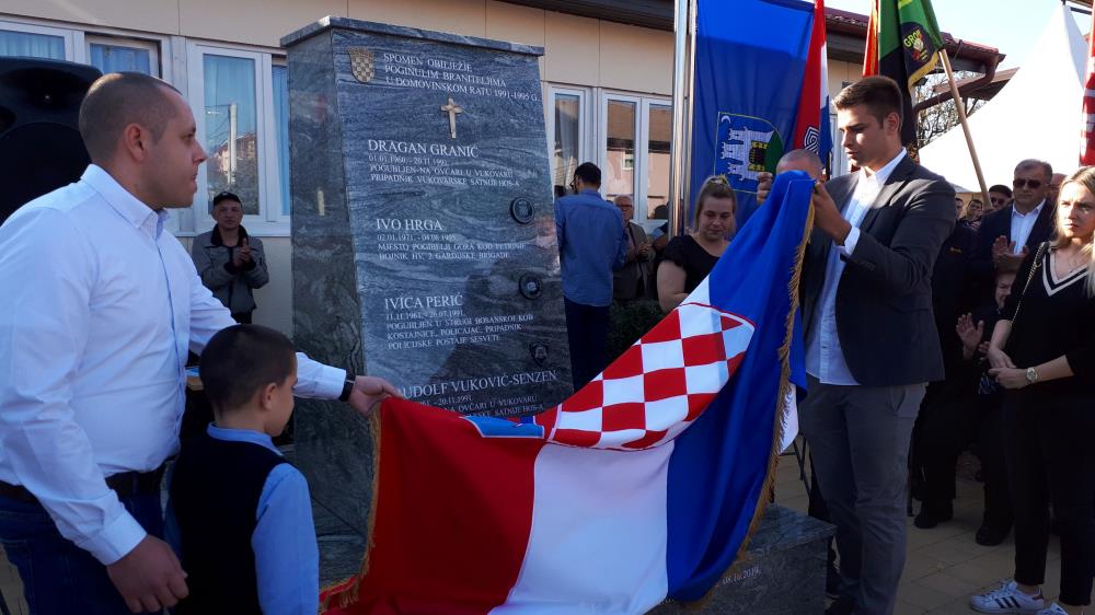 U Brestju otkriven spomenik četvorici poginulih heroja Domovinskog rata tog naselja