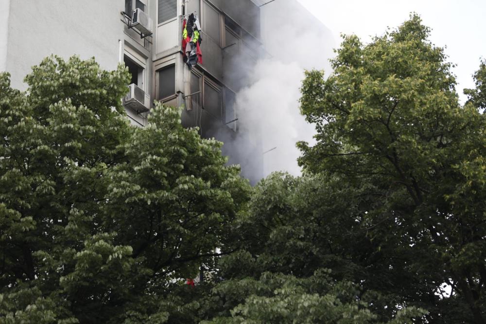 Veliki požar u neboderu u Trnskom izgorjelo nekoliko stanova