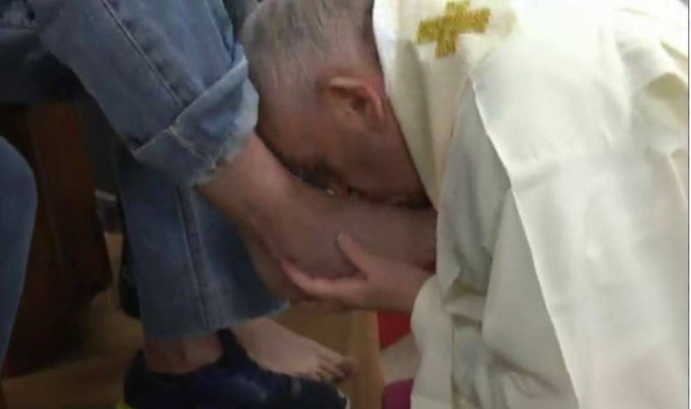 Papa Franjo na Veliki četvrtak oprao noge zatvorenicima