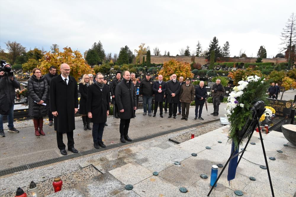 Gradsko izaslanstvo na Mirogoju položilo vijence i zapalilo svijeće za Vukovar