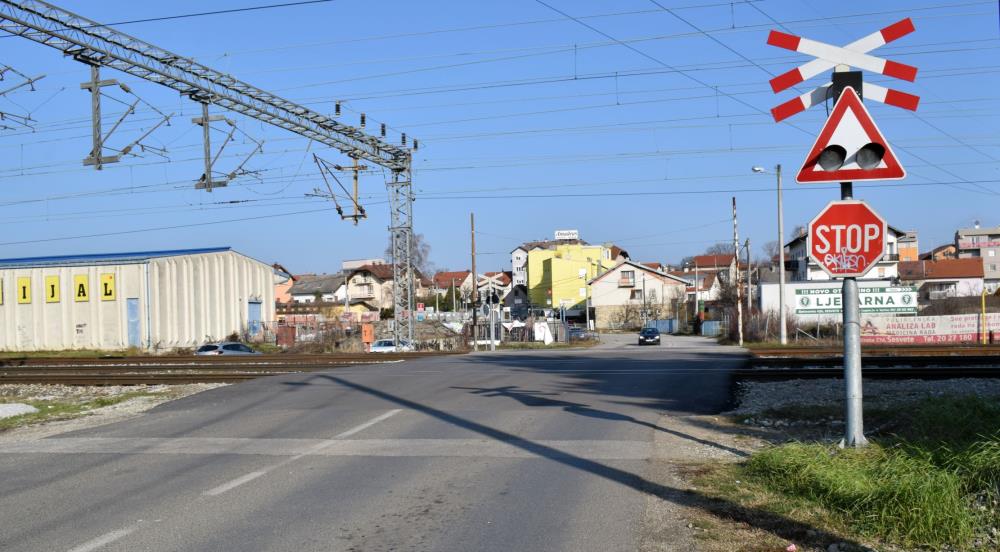 Denivelaciju pruge u Jelkovečkoj treba izgraditi grad, a ministarstvo vraća 100% iznosa