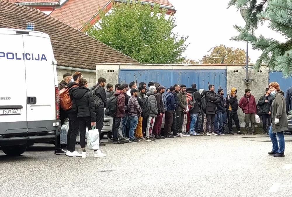 Policija privela veći broj migranata u policijsku postaju Sesvete